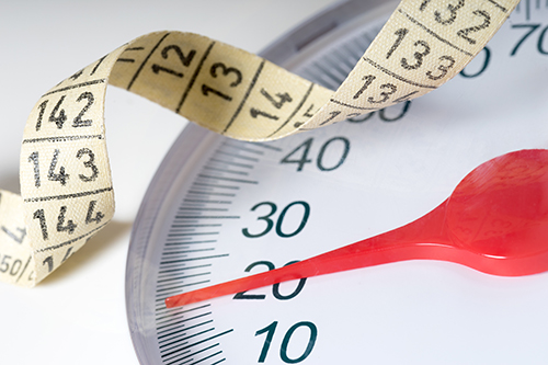 picture of a weight loss scale and measuring tape to lose 20 lbs